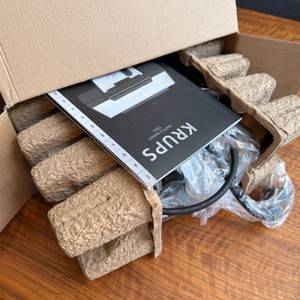 Das Krups FDK 251 wurde halb aus dem Karton gezogen