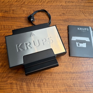 Der Lieferumfang vom Krups FDK 251 liegt auf einem Tisch