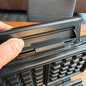 Eine Hand drückt die Entriegelung vom Krups FDK 251