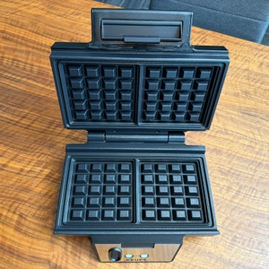 Das Krups FDK 251 steht aufgeklappt auf einem Tisch