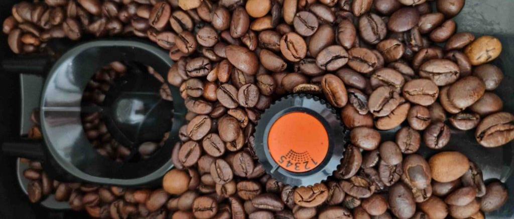 Die Kaffeebohnen befinden sich in der getesteten Kaffeemaschine.
