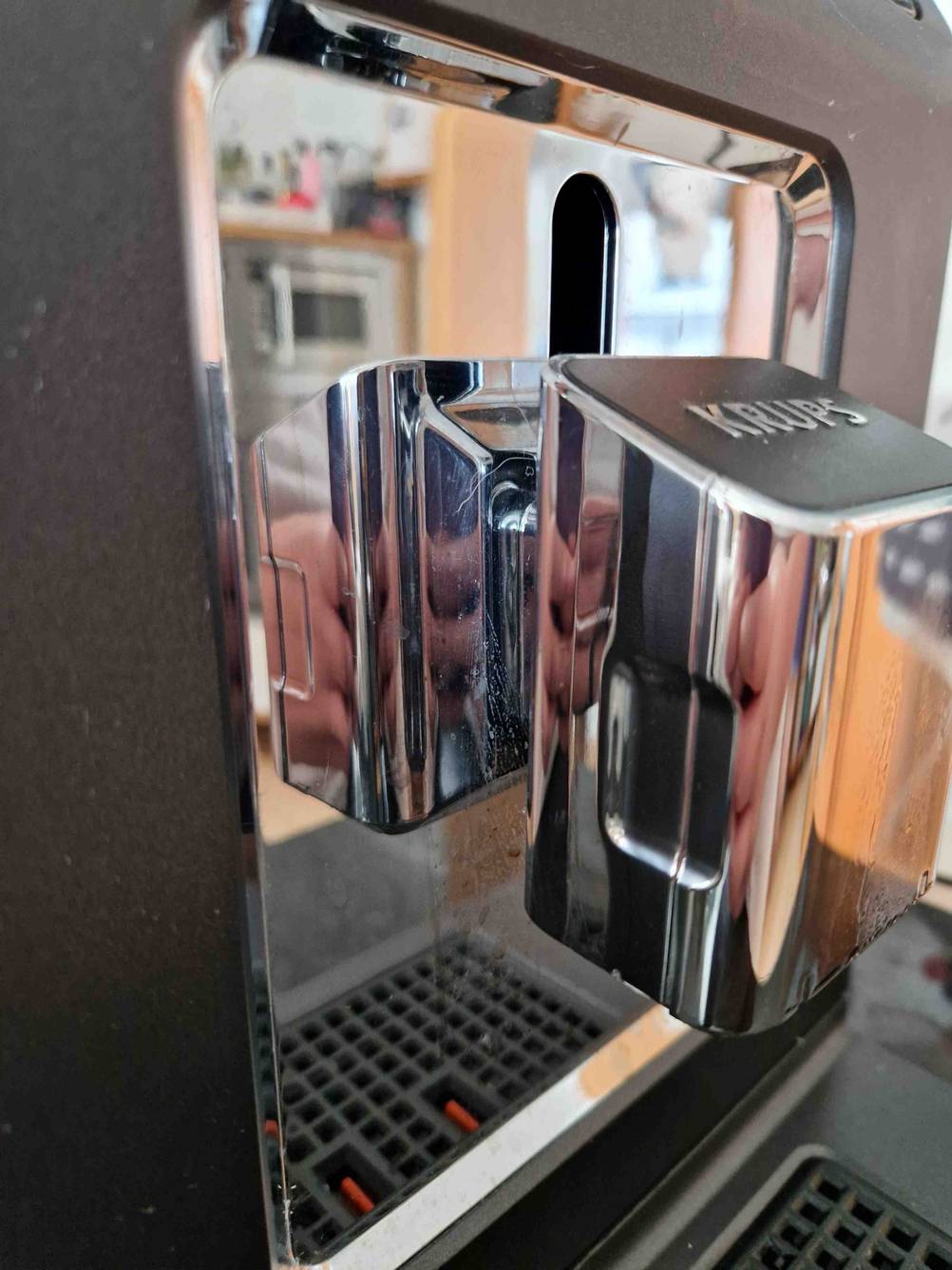 Krups-Kaffeemaschine getestet: Nahaufnahme des Kaffeauslaufes.