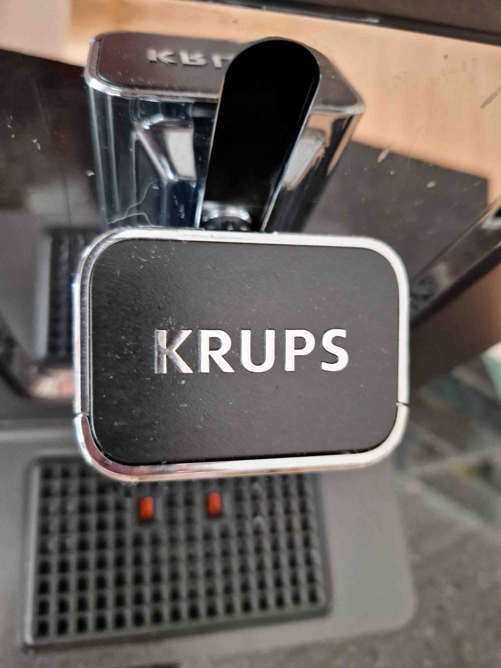 Krups-Kaffeemaschine getestet: Detailaufnahme des Logos auf der Maschine.