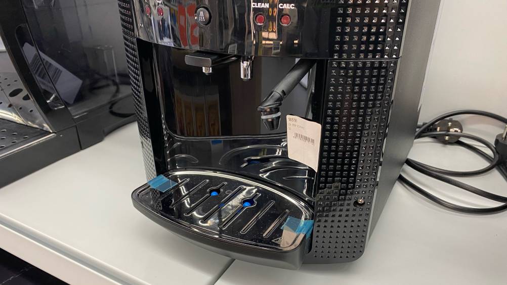 Im Test: Nahaufnahme der Abtropfschale eines Kaffeevollautomats bis 300 Euro.