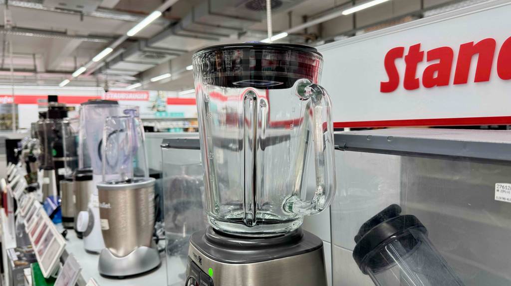 Detailansicht des Glaskruges mit Deckel eines getesteten Krups-Standmixers.