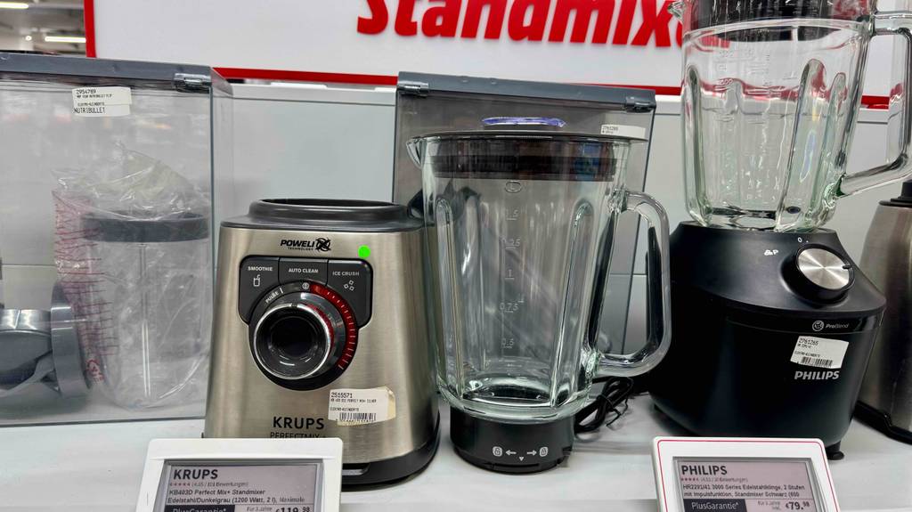 Krups-Standmixer im Test: Der Krug steht rechts neben dem Bediengerät.