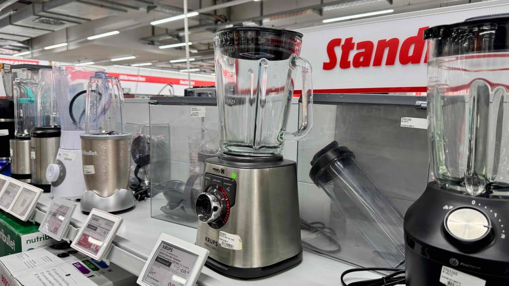 Blick von schräg rechts auf einen Krups-Standmixer im Test.