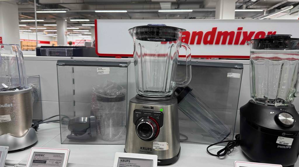 Frontansicht eines Krups-Standmixers im Test.