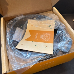 Der geöffnete Karton vom Krustenzauber-Gusseisen-Topf