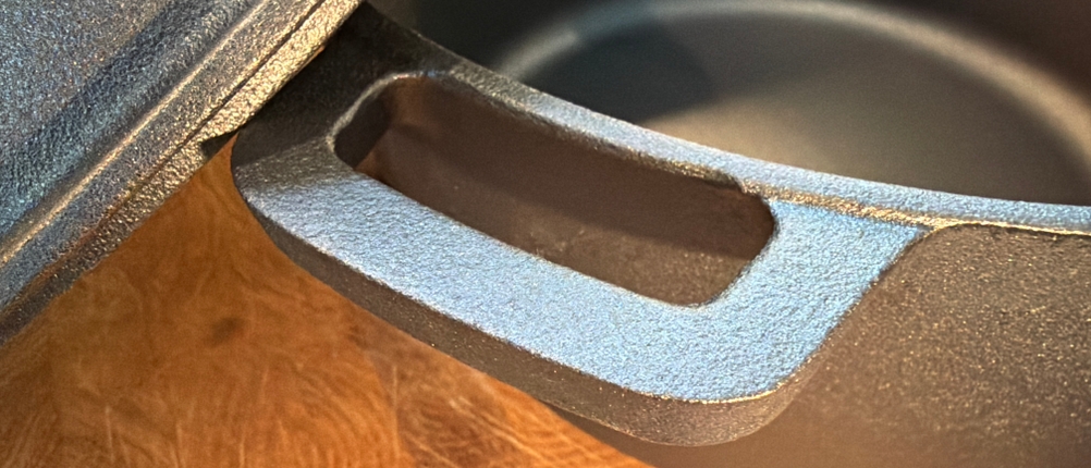 Ein Griff vom Krustenzauber-Gusseisen-Topf