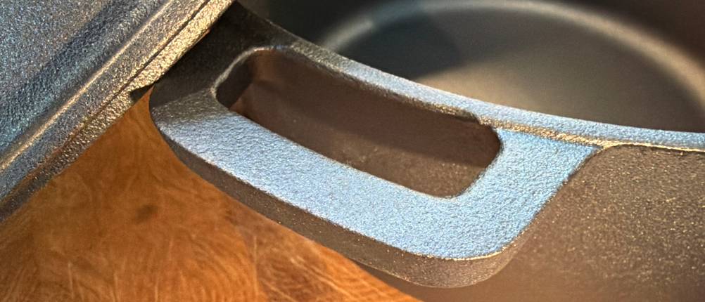 Ein Griff vom Krustenzauber-Gusseisen-Topf