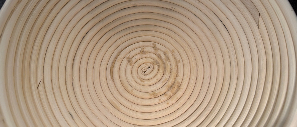 In der Bambusschale vom Krustenzauber-Gusseisen-Topf befinden sich Teigreste