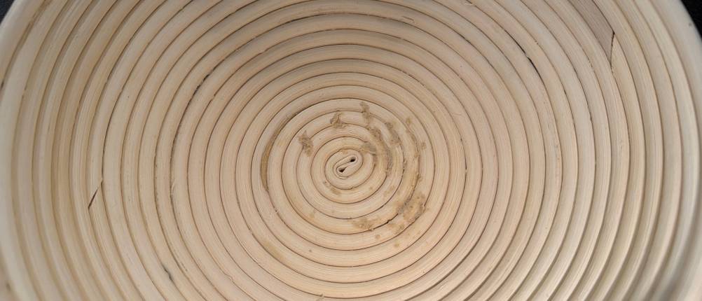 In der Bambusschale vom Krustenzauber-Gusseisen-Topf befinden sich Teigreste