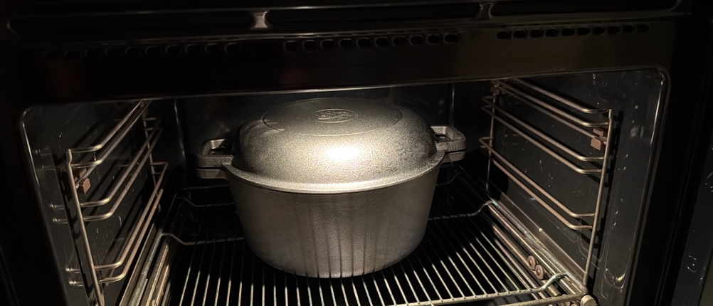 Der Krustenzauber-Gusseisen-Topf steht in einem Backofen