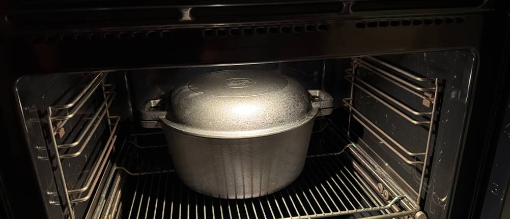 Der Krustenzauber-Gusseisen-Topf steht in einem Backofen