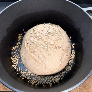 Ein Brot liegt im Krustenzauber-Gusseisen-Topf