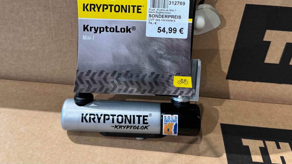 Kryptonite-Bügelschloss getestet: Nahaufnahme des Schlosses mit Preisangabe auf dem Label.