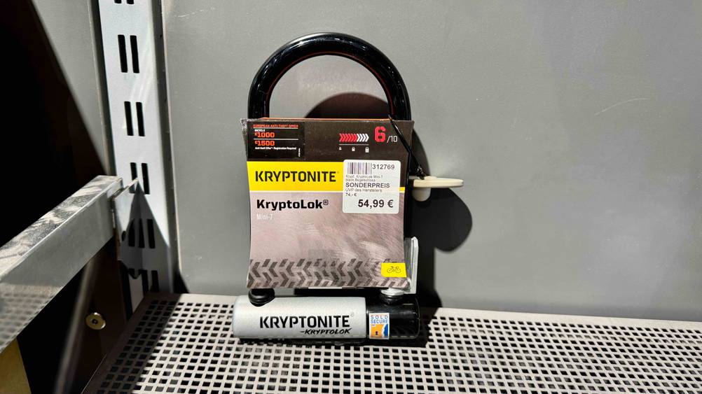 Ein getestetes Kryptonite-Bügelschloss in einem Regal liegend.