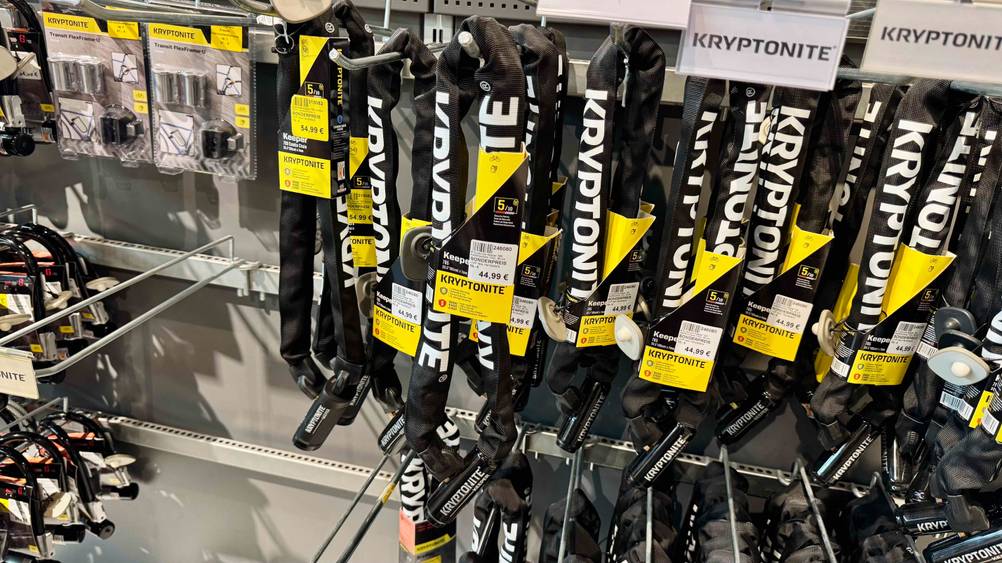 Mehrere Kryptonite-Kettenschloss im Test in einem Verkaufsregal hängend.