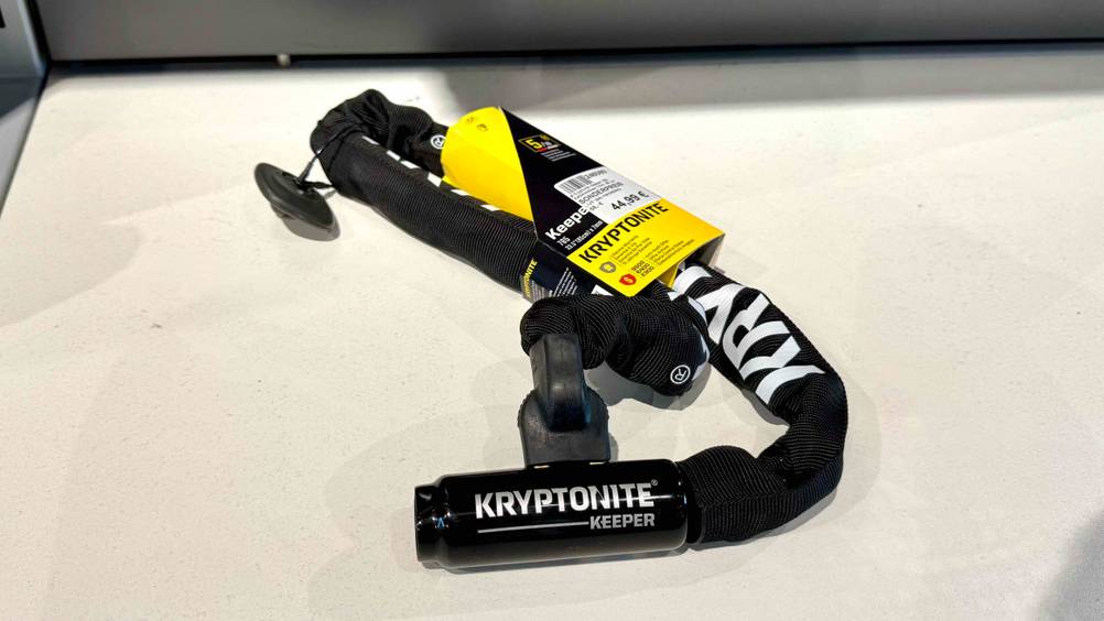 Auf einer hellen Fläche liegt das getestete Kryptonite-Kettenschloss.