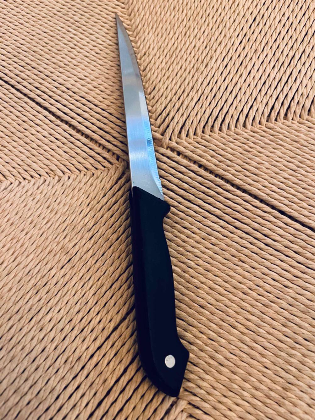 Ein getesteter Küchenmesser mit Kunststoffgriff. 