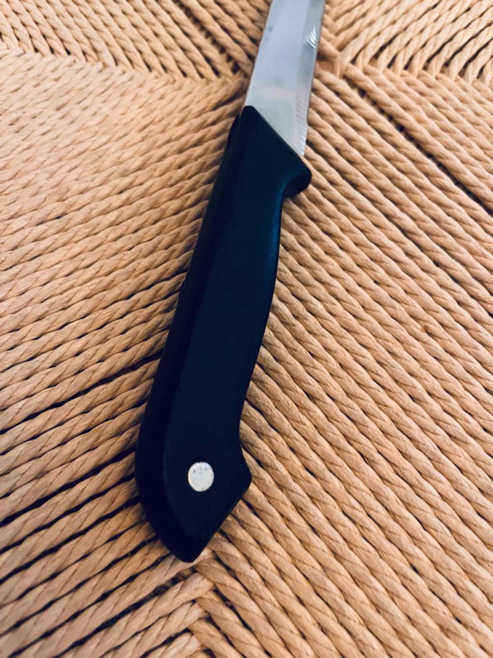Kunststoffgriff von einem getesteten Küchenmesser.