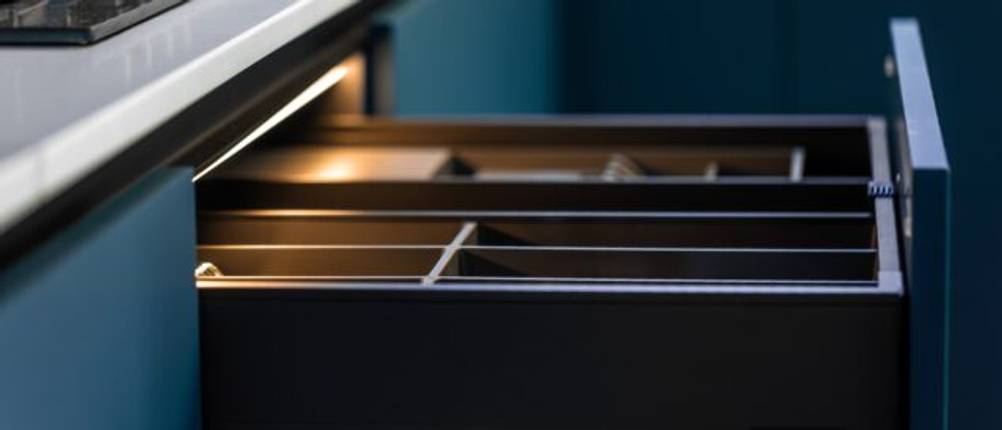 Besteckschublade mit LED-Beleuchtung in einer Schublade unter dem Herd.