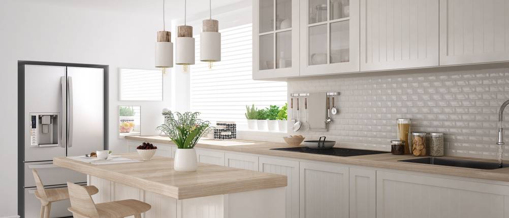 Minimalistische, helle Küche mit Kücheninsel.