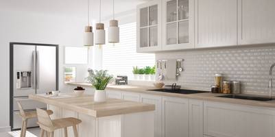 Minimalistische, helle Küche mit Kücheninsel.