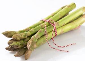 Küchengarn Test: Mit Küchengarn gebundener Spargel.
