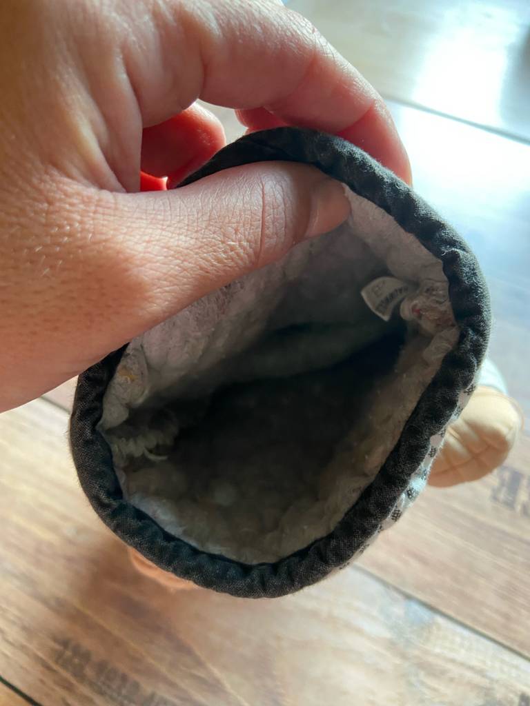 Ansicht in das mit Fell gefütterte Innere des getesteten Küchenhandschuhs.