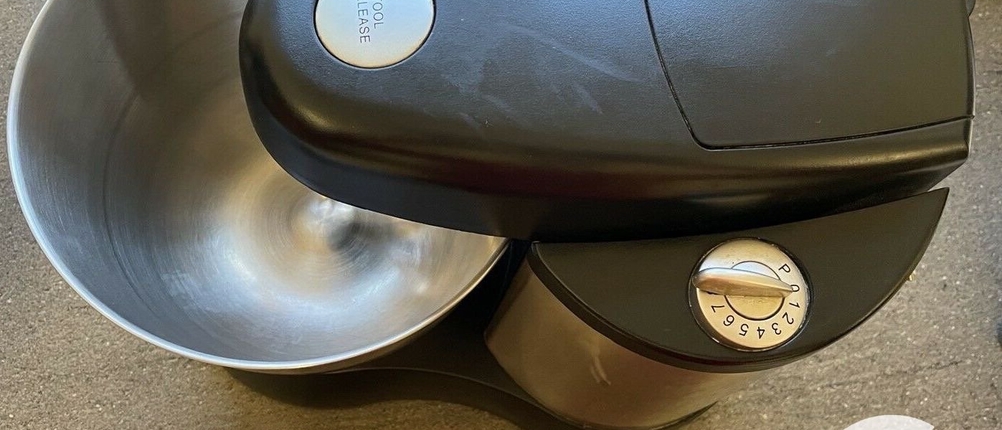 Küchenmaschine-Test: Küchenmaschine wird von oben gezeigt. 