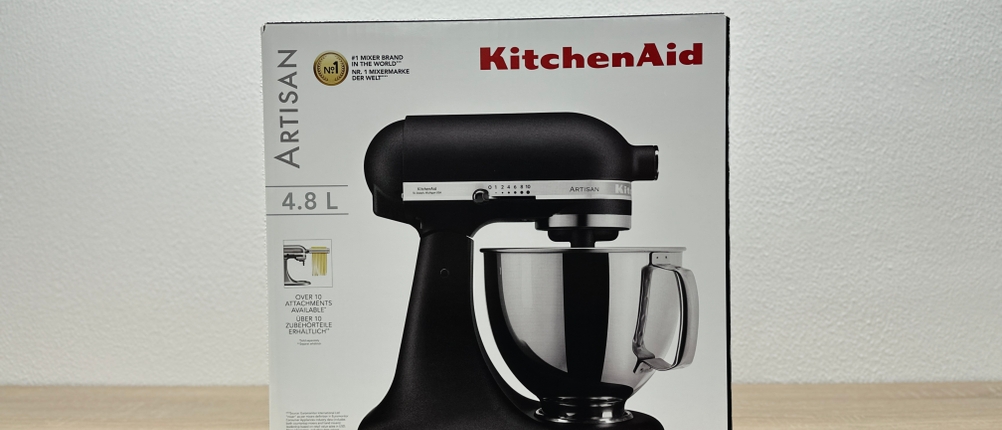 Nahaufnahme der Verpackung der Kitchenaid Artisan auf einer Küchenarbeitsplatte.