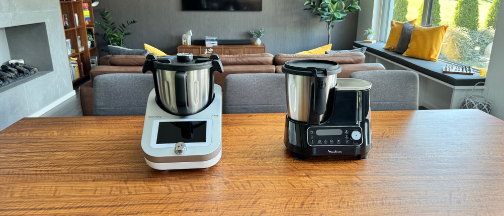 Zwei Küchenmaschinen stehen nebeneinander auf einem Tisch