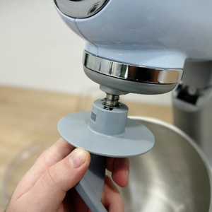 Ein Teigwerkzeug wird an der Küchenmaschine Smeg SMF02PBEU befestigt. Die Aufnahme ist aus Metall gefertigt.