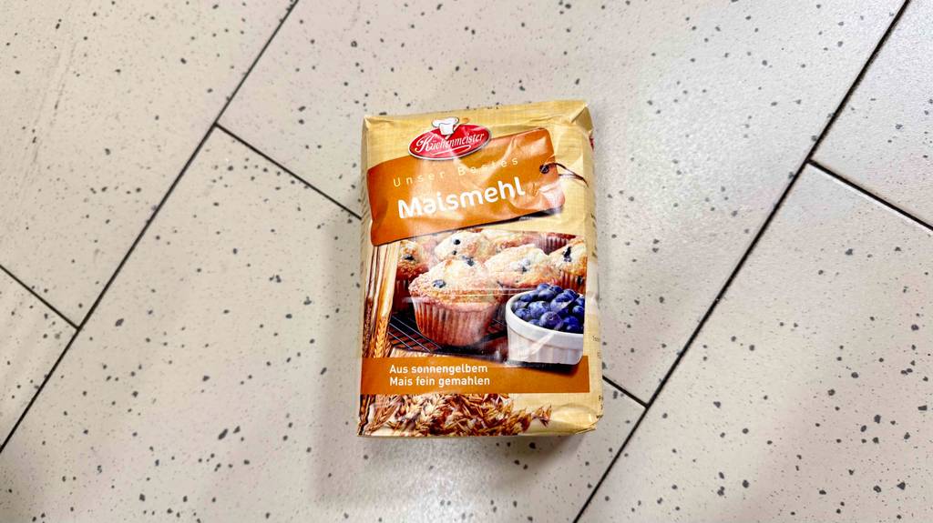 Maismehl-Test: eine Packung von Küchenmeister liegt auf einem Fliesenbelag.