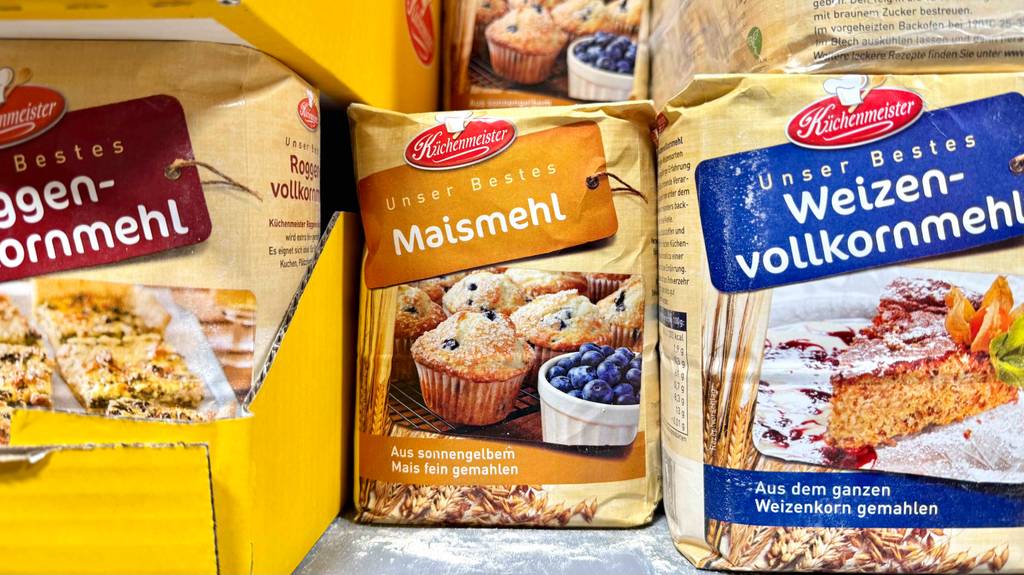 Getestet: Maismehl in einer Packung von Küchenmeister steht neben anderen Mehlsorten in einem Verkaufsregal.
