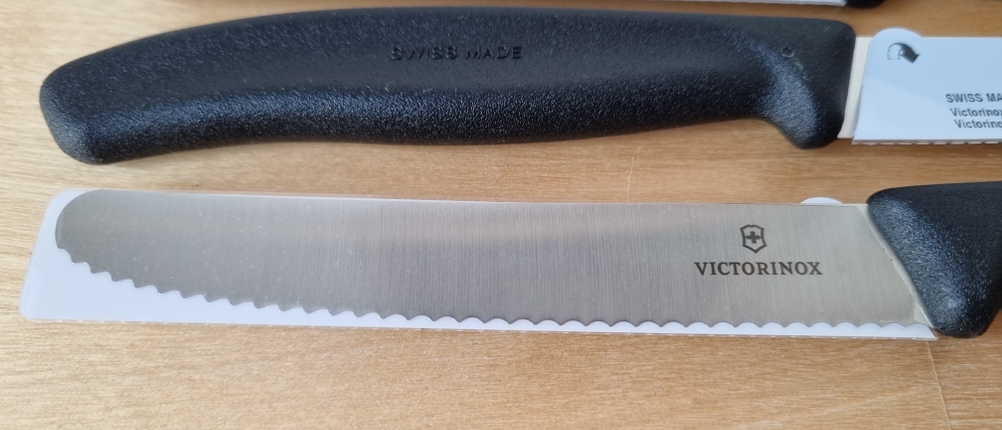 Nahaufnahme von Küchenmessern mit geriffelter Klinge.