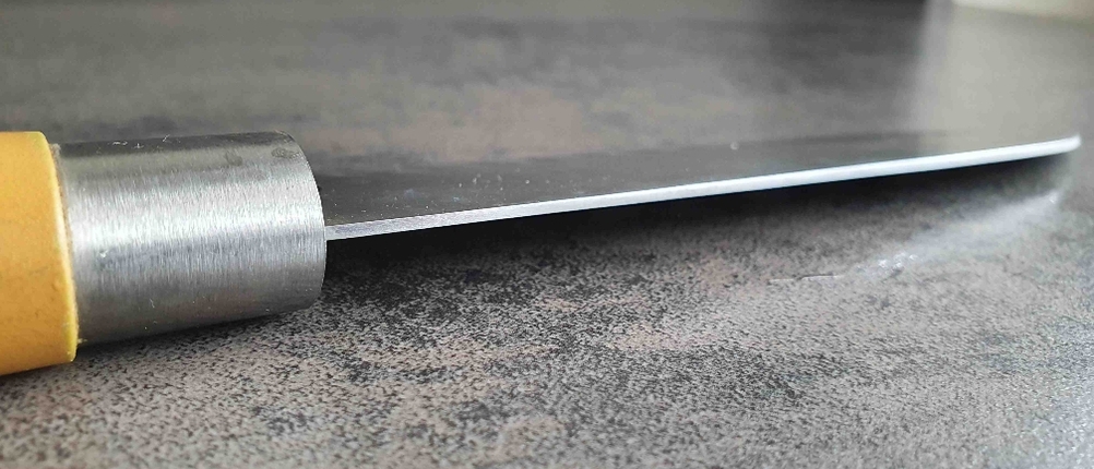 Küchenmesser-Test: Nahaufnahme des Klingenrückens.