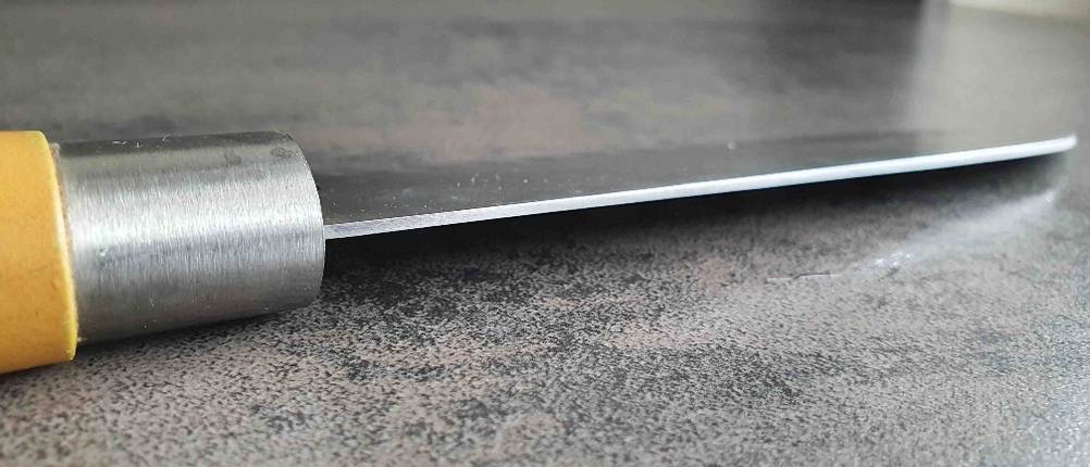 Küchenmesser-Test: Nahaufnahme des Klingenrückens.