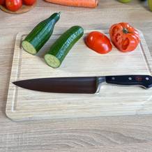 Das Küchenmesser-Wüsthof-Chefmesser liegt auf einem Schneidebrett.