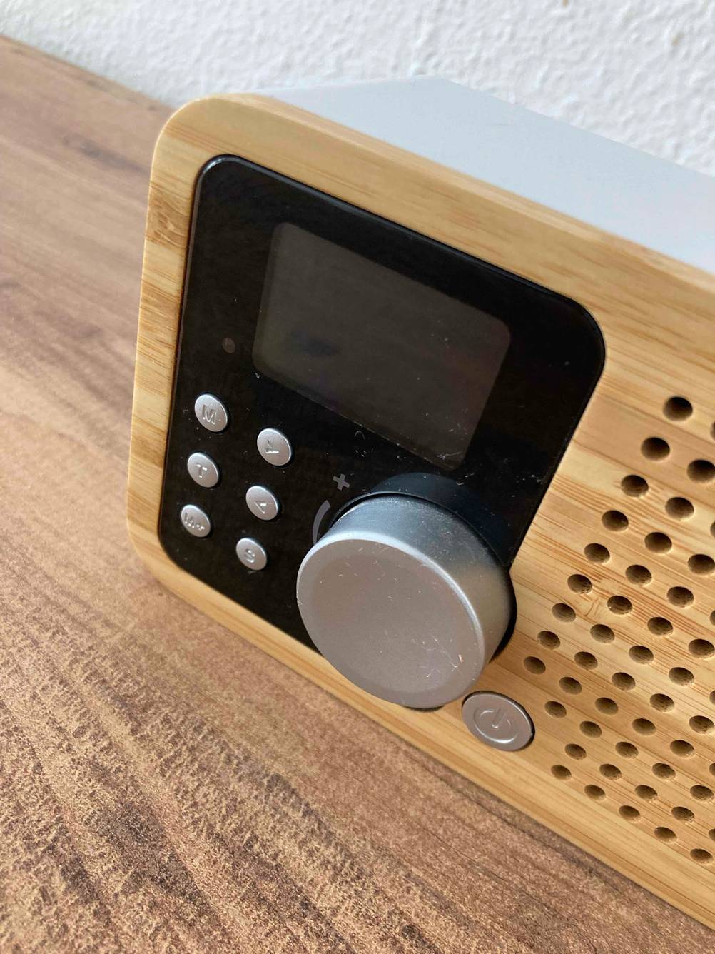Getestet: Nahaufnahme der Bedienlemente und des Displays eines Küchenradios.