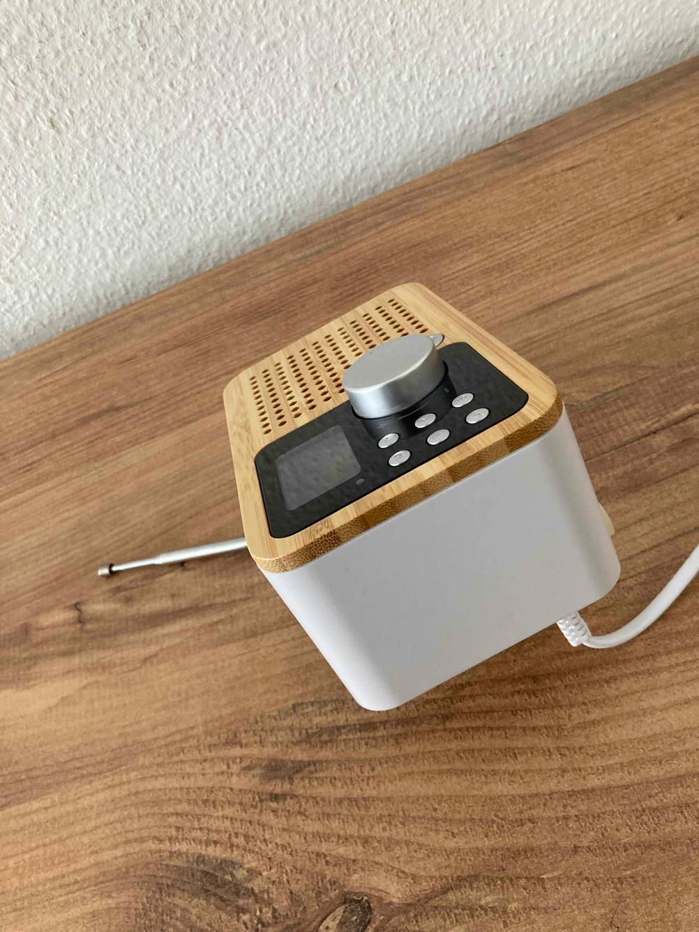Im Test: Ein Küchenradio von der Seite auf dem Rücken liegend.