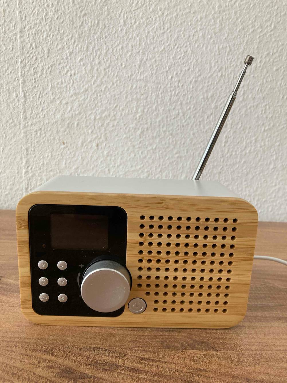 Küchenradio-Test: Ein Gerät von vorne vor einer hellen Wand.