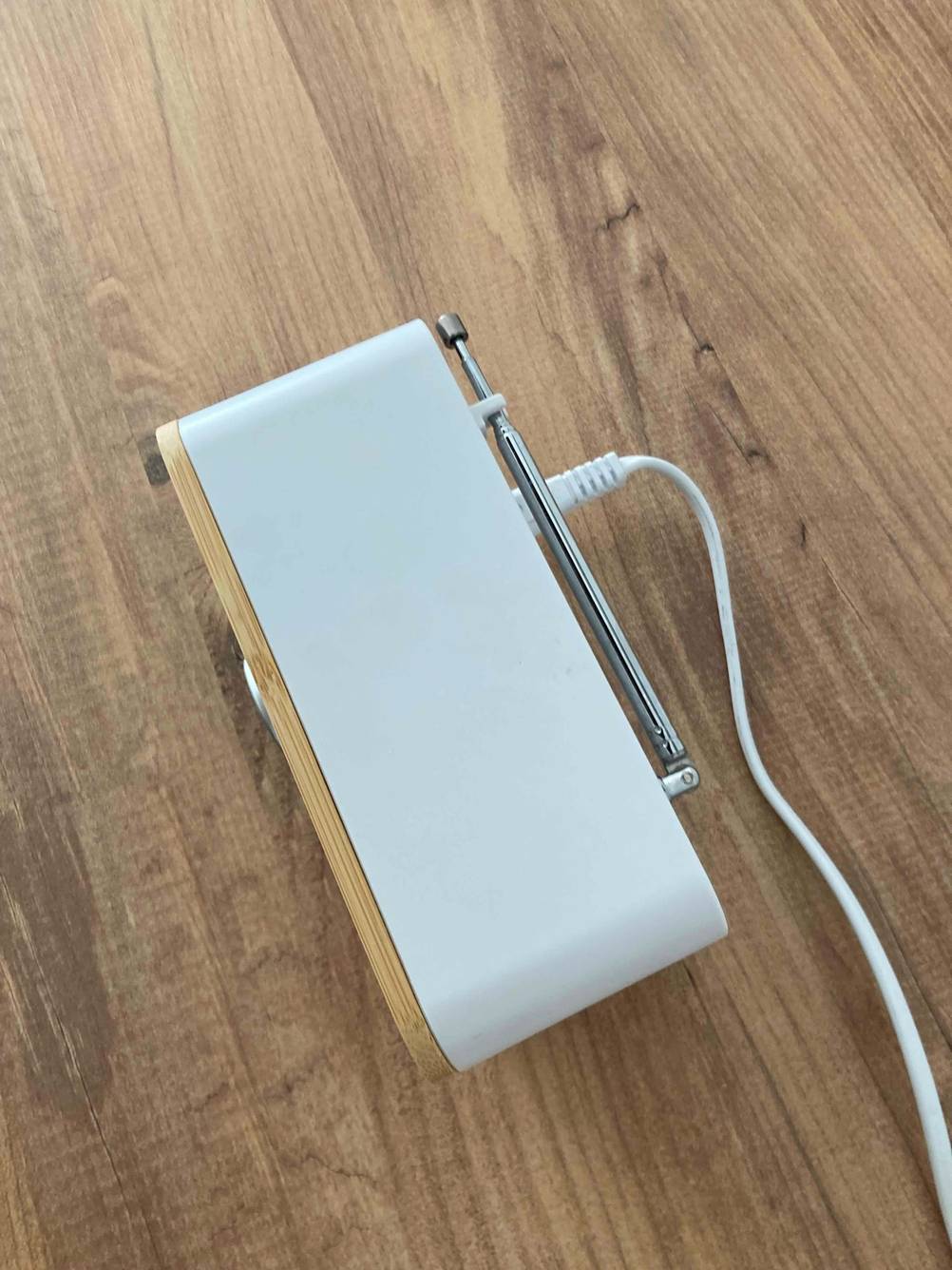 Ein Küchenradio im Test von oben auf einer Holzfläche.