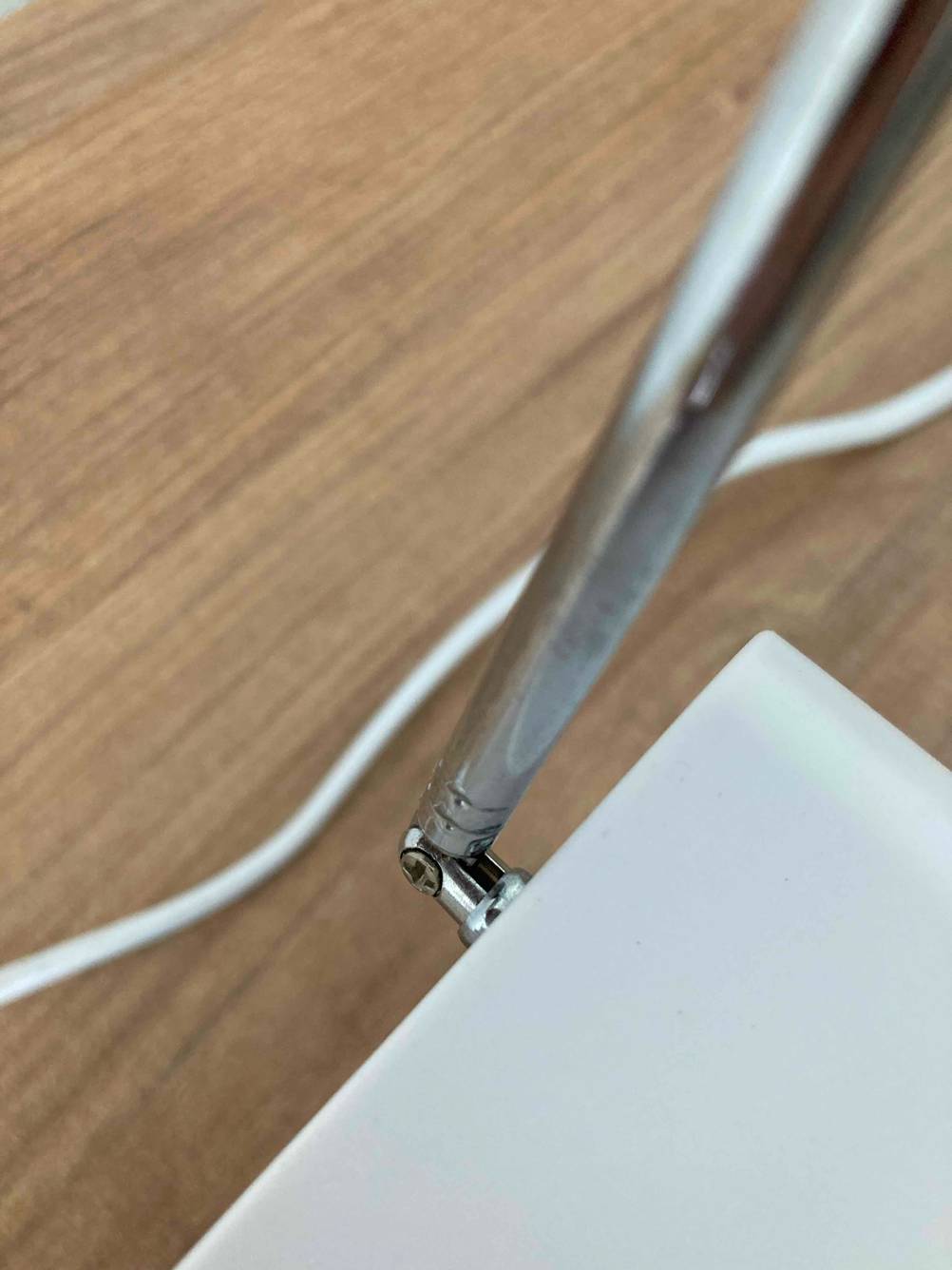 Nahaufnahme des Antennenanschlusses eines getesteten Küchenradios.