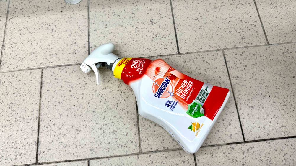 Auf dem Fließenboden liegt ein Küchenreiniger im Test.