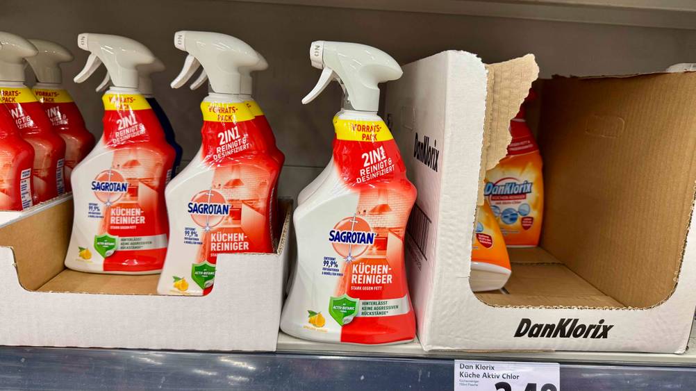 Mehrerer Flaschen des Küchenreiniger im Test in einem Verkaufsregal.