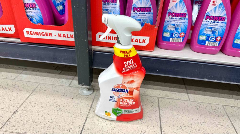 Ein getesteter Küchenreiniger steht vor einem Verkaufsregal auf dem Boden.