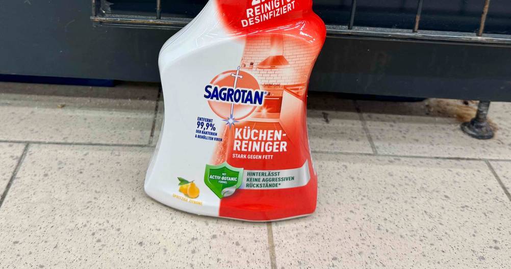 Küchenreiniger getestet: Nahaufnahme der Vorderseite mit Logo und Artikelbezeichnung.